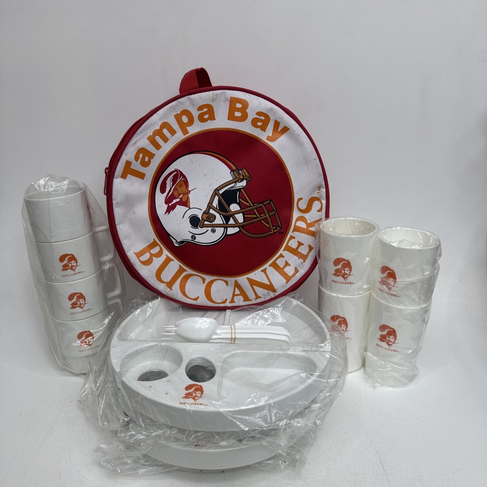 Tampa Bay Buccaneers E-Z Hold Portable Dinnerware Set